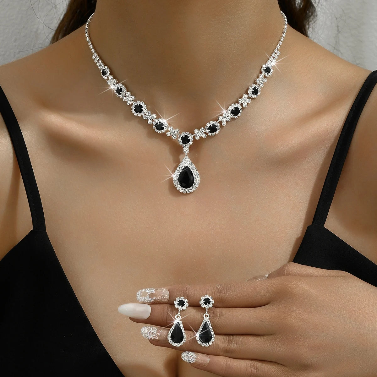 3 Pièces pour Femmes
Goutte de cristal
Ensemble Collier et Boucles d'oreilles pour Robe de soirée de mariage
Accessoires