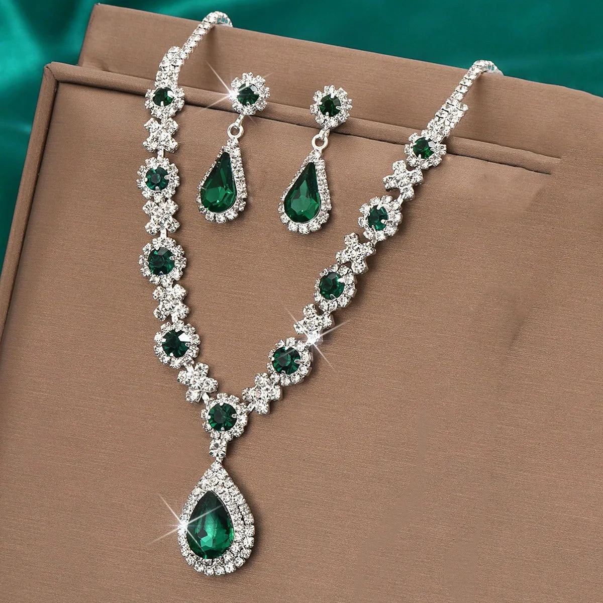 3 Pièces pour Femmes
Goutte de cristal
Ensemble Collier et Boucles d'oreilles pour Robe de soirée de mariage
Accessoires
