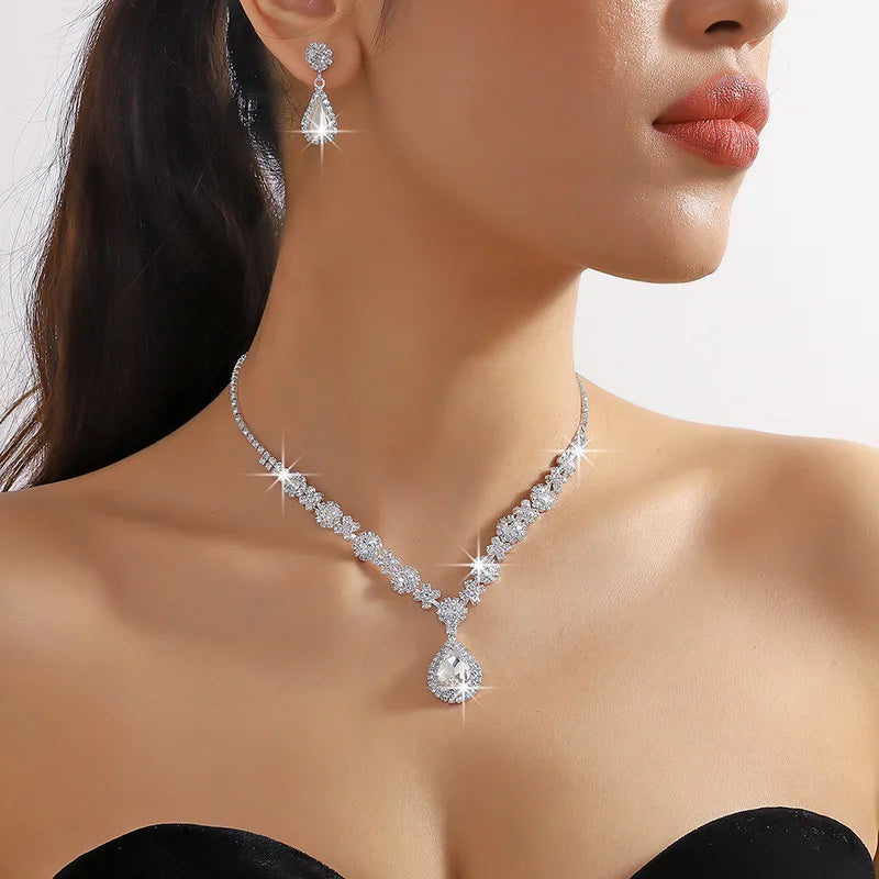 3 Pièces pour Femmes
Goutte de cristal
Ensemble Collier et Boucles d'oreilles pour Robe de soirée de mariage
Accessoires